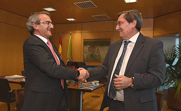 Antonio León y José Entrena, tras firmar el acuerdo