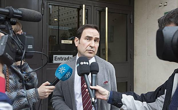 El abogado que defiende a la excúpula de Urbanismo, Ernesto Osuna, atiende a los medios en una foto de archivo. 