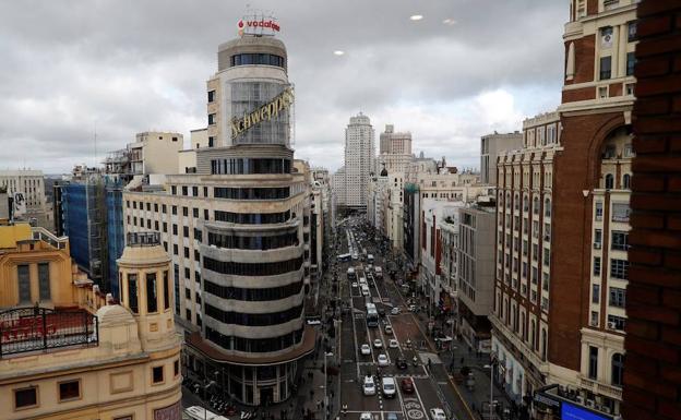 La Gran Vía madrileña después de su remodelación con ciclocarriles compartidos con coches a 30 km/h.