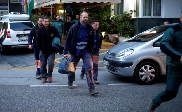 Los mineros, camino del lugar del rescate. 