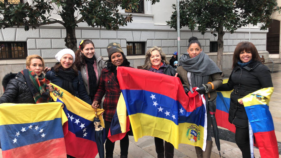 Decenas de personas se concentraron ayer en la Plaza del Carmen para mostrar su apoyo al hasta ahora jefe del Parlamento y rechazar el gobierno de Nicolás Maduro