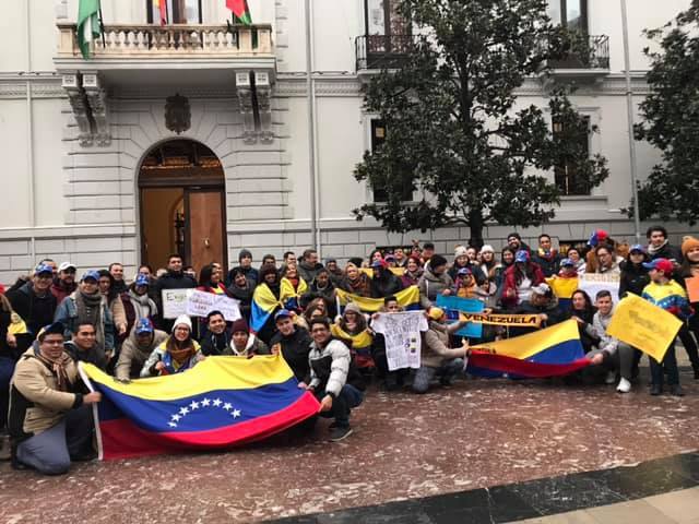 Decenas de personas se concentraron ayer en la Plaza del Carmen para mostrar su apoyo al hasta ahora jefe del Parlamento y rechazar el gobierno de Nicolás Maduro