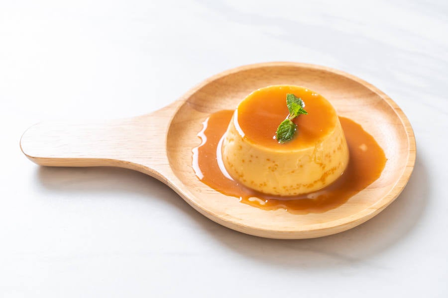 Postre. No. En la medida de lo posible, el postre debe ser productos lácteos, yogures, requesón y fruta. Si comemos poca fruta hay que encontrar el momento adecuado, y después de la comida o la cena es un momento maravilloso. ¿Que no hay que tomar fruta por la noche? Otro mito, no hay ningún problema. La fructosa no se almacena en forma de grasa, así que da igual el momento en el que tomemos la fruta, lo importante es hacerlo. El helado... una vez al año. 