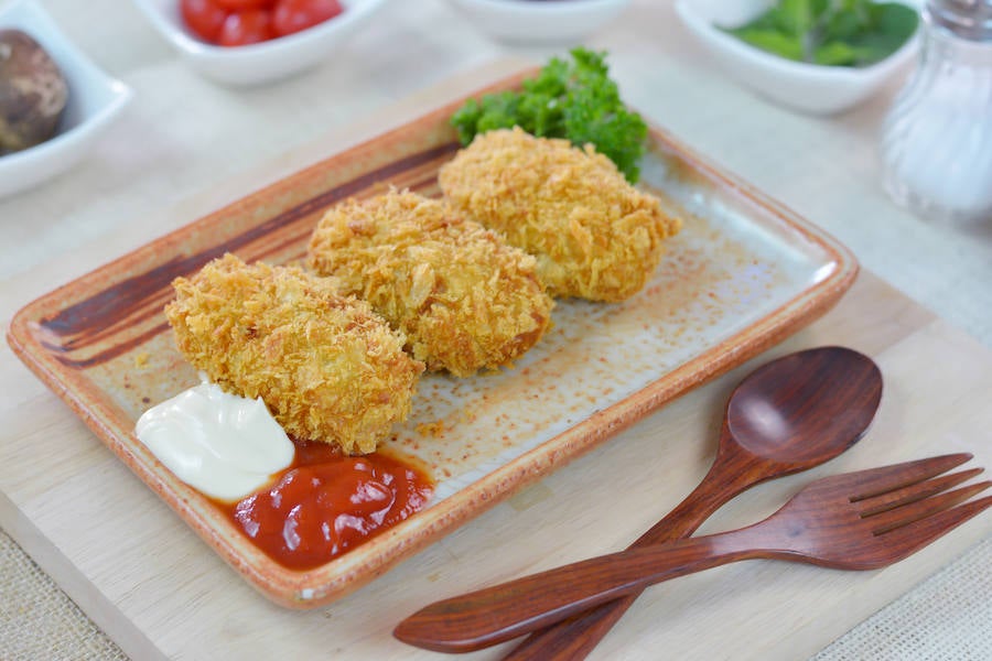 Precocinados. No son una alternativa saludable. La gente tiende a consumirlos porque son rápidos y piensan que son productos económicos. Y ni una cosa ni la otra. “Si lo haces en casa te sale más económico, tienes para varios días y sabes los ingredientes que lleva”, explica Cano. Además, los productos precocinados llevan gran cantidad de grasas saturadas y azúcar. “Sí, que me lo preguntan mucho: las pizzas, además de grasas, tienen mucho azúcar”. 