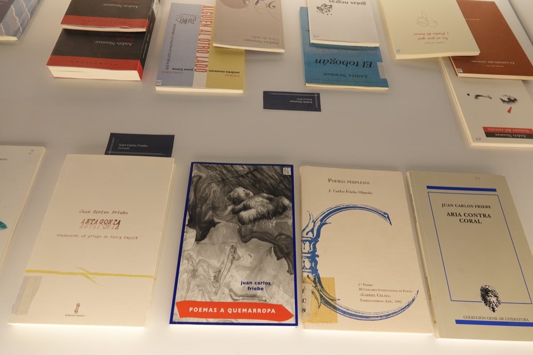 La Biblioteca de Andalucía acoge la exposición 'Palabras más allá del liezo', en la que tres pintores interpretan los textos de trece poetas andaluces de reconocido prestigio