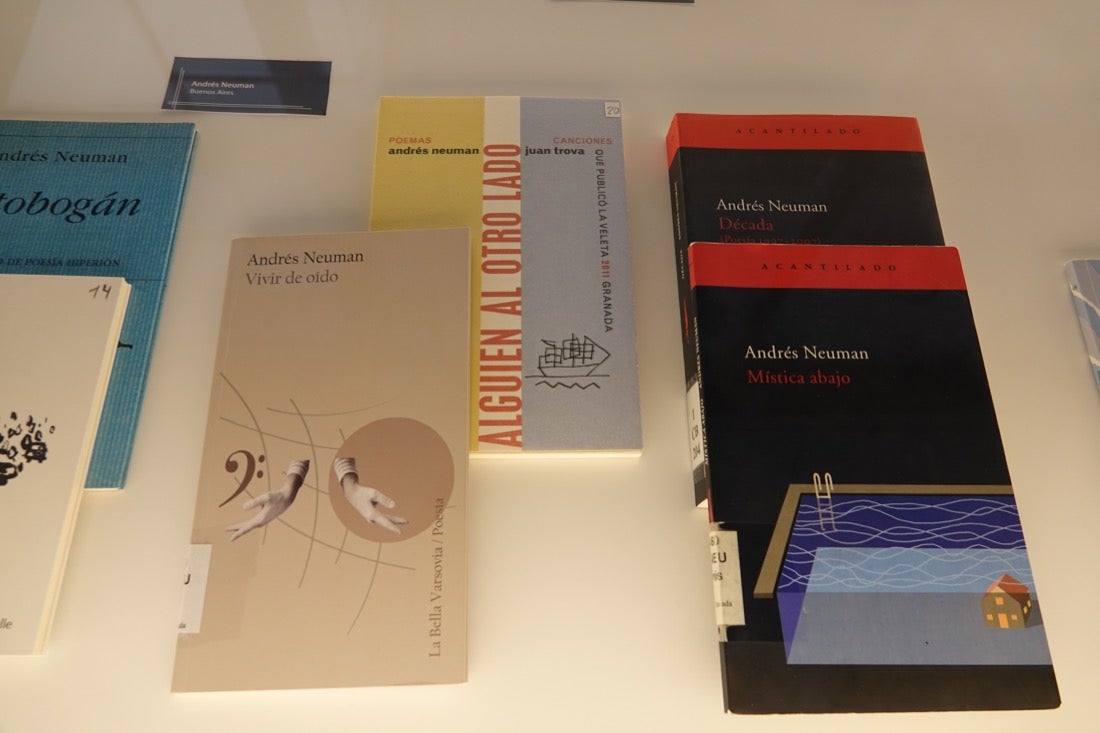 La Biblioteca de Andalucía acoge la exposición 'Palabras más allá del liezo', en la que tres pintores interpretan los textos de trece poetas andaluces de reconocido prestigio