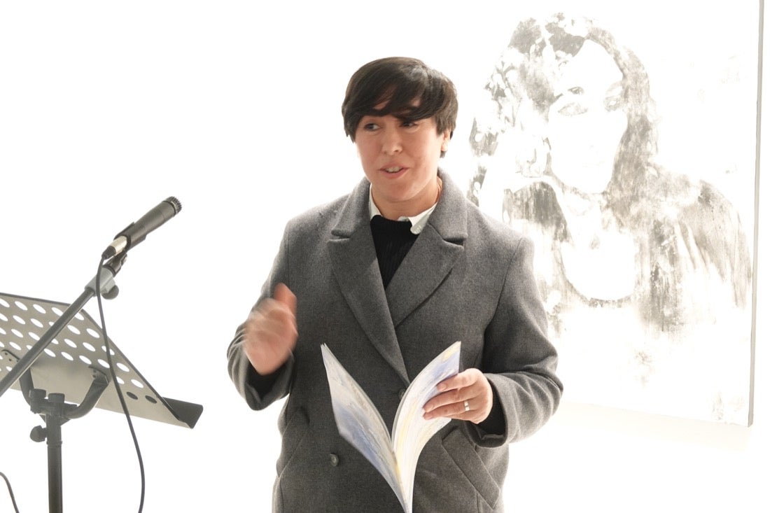 La Biblioteca de Andalucía acoge la exposición 'Palabras más allá del liezo', en la que tres pintores interpretan los textos de trece poetas andaluces de reconocido prestigio