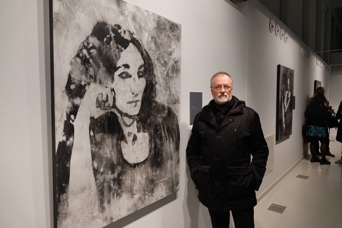 La Biblioteca de Andalucía acoge la exposición 'Palabras más allá del liezo', en la que tres pintores interpretan los textos de trece poetas andaluces de reconocido prestigio