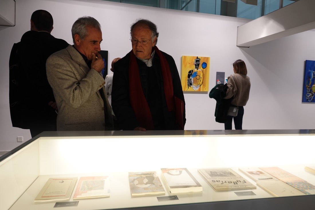 La Biblioteca de Andalucía acoge la exposición 'Palabras más allá del liezo', en la que tres pintores interpretan los textos de trece poetas andaluces de reconocido prestigio