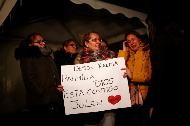 Los padres del pequeño Julen, que el pasado 13 de enero cayó en un pozo en Totalán (Málaga), han asistido este jueves en el pueblo a una vigilia convocada para rezar por su hijo