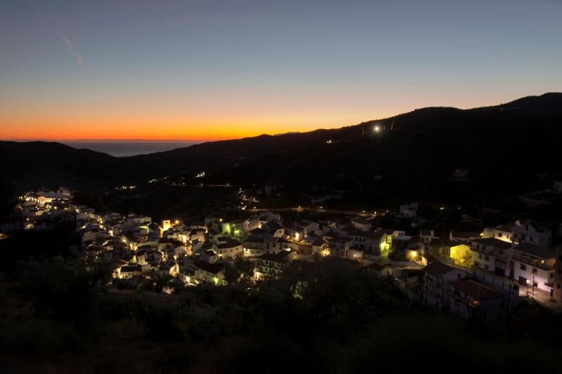 Los padres del pequeño Julen, que el pasado 13 de enero cayó en un pozo en Totalán (Málaga), han asistido este jueves en el pueblo a una vigilia convocada para rezar por su hijo