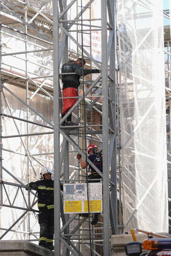 Los bomberos de Granada están en estos momentos intentando disuadir a un hombre que amenaza con tirarse desde una grúa situada en el Cuarto Real de Santo Domingo, en pleno centro de la capital. Al parecer, y según ha podido saber IDEAL, está persona ya protagonizó un episodio similar en Murcia.