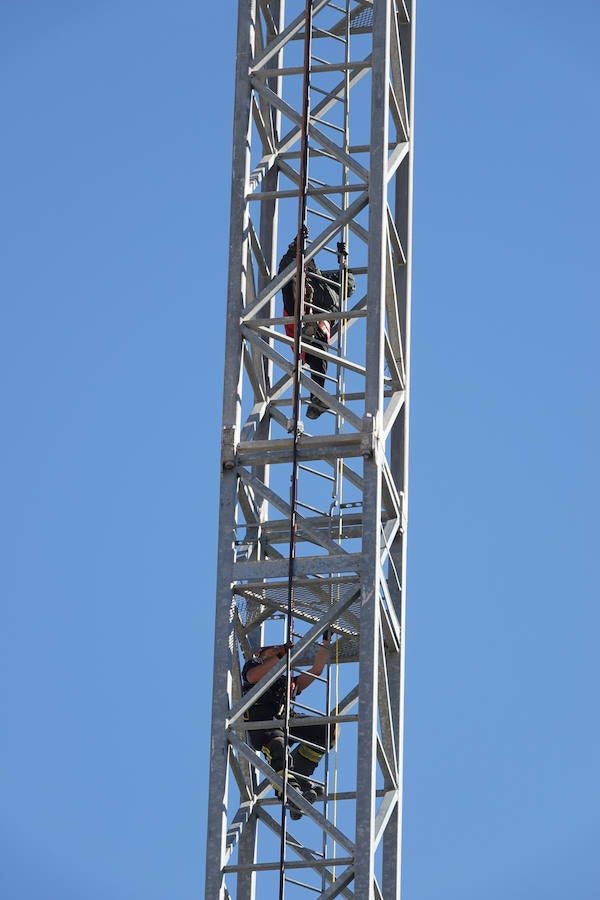 Los bomberos de Granada están en estos momentos intentando disuadir a un hombre que amenaza con tirarse desde una grúa situada en el Cuarto Real de Santo Domingo, en pleno centro de la capital. Al parecer, y según ha podido saber IDEAL, está persona ya protagonizó un episodio similar en Murcia.