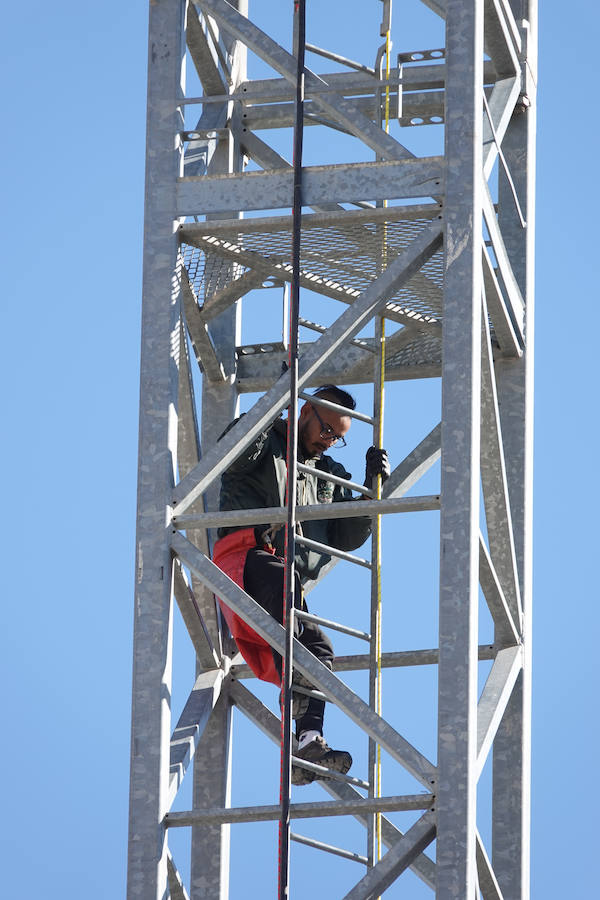 Los bomberos de Granada están en estos momentos intentando disuadir a un hombre que amenaza con tirarse desde una grúa situada en el Cuarto Real de Santo Domingo, en pleno centro de la capital. Al parecer, y según ha podido saber IDEAL, está persona ya protagonizó un episodio similar en Murcia.
