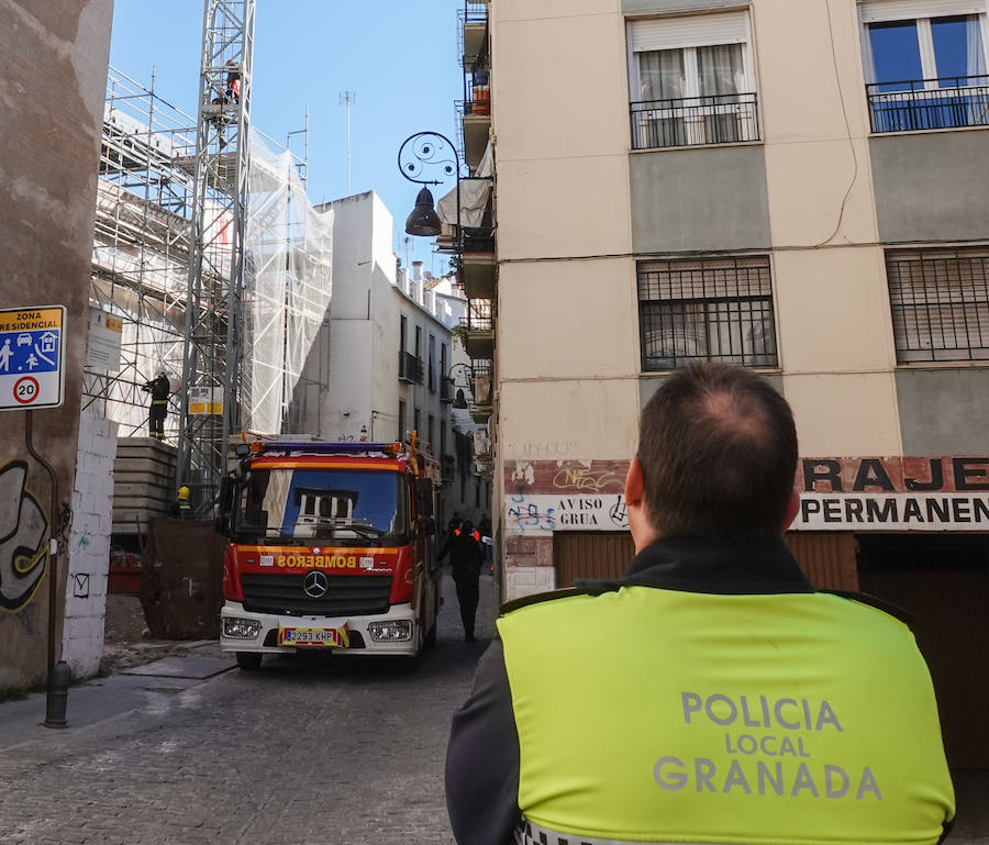 Los bomberos de Granada están en estos momentos intentando disuadir a un hombre que amenaza con tirarse desde una grúa situada en el Cuarto Real de Santo Domingo, en pleno centro de la capital. Al parecer, y según ha podido saber IDEAL, está persona ya protagonizó un episodio similar en Murcia.