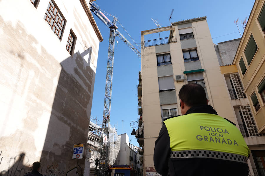 Los bomberos de Granada están en estos momentos intentando disuadir a un hombre que amenaza con tirarse desde una grúa situada en el Cuarto Real de Santo Domingo, en pleno centro de la capital. Al parecer, y según ha podido saber IDEAL, está persona ya protagonizó un episodio similar en Murcia.