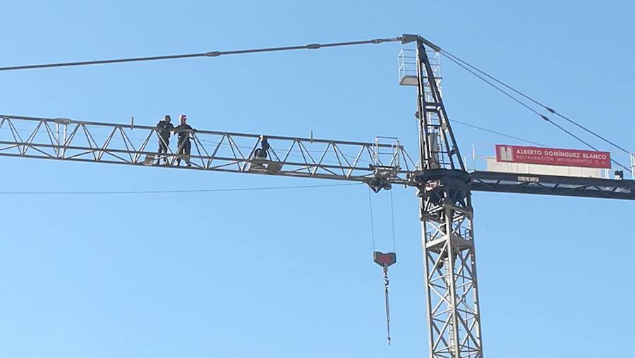 Los bomberos de Granada están en estos momentos intentando disuadir a un hombre que amenaza con tirarse desde una grúa situada en el Cuarto Real de Santo Domingo, en pleno centro de la capital. Al parecer, y según ha podido saber IDEAL, está persona ya protagonizó un episodio similar en Murcia.