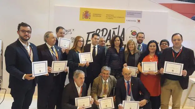 Los municipios que se suman a la red de los pueblos más bonitos de España, con sus diplomas.