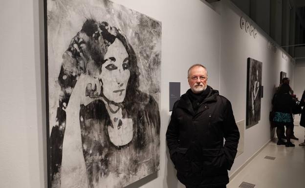 Fran Torres posa junto al retrato a Brenda López