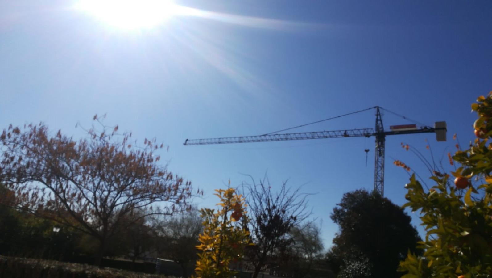 Los bomberos de Granada están en estos momentos intentando disuadir a un hombre que amenaza con tirarse desde una grúa situada en el Cuarto Real de Santo Domingo, en pleno centro de la capital. Al parecer, y según ha podido saber IDEAL, está persona ya protagonizó un episodio similar en Murcia.
