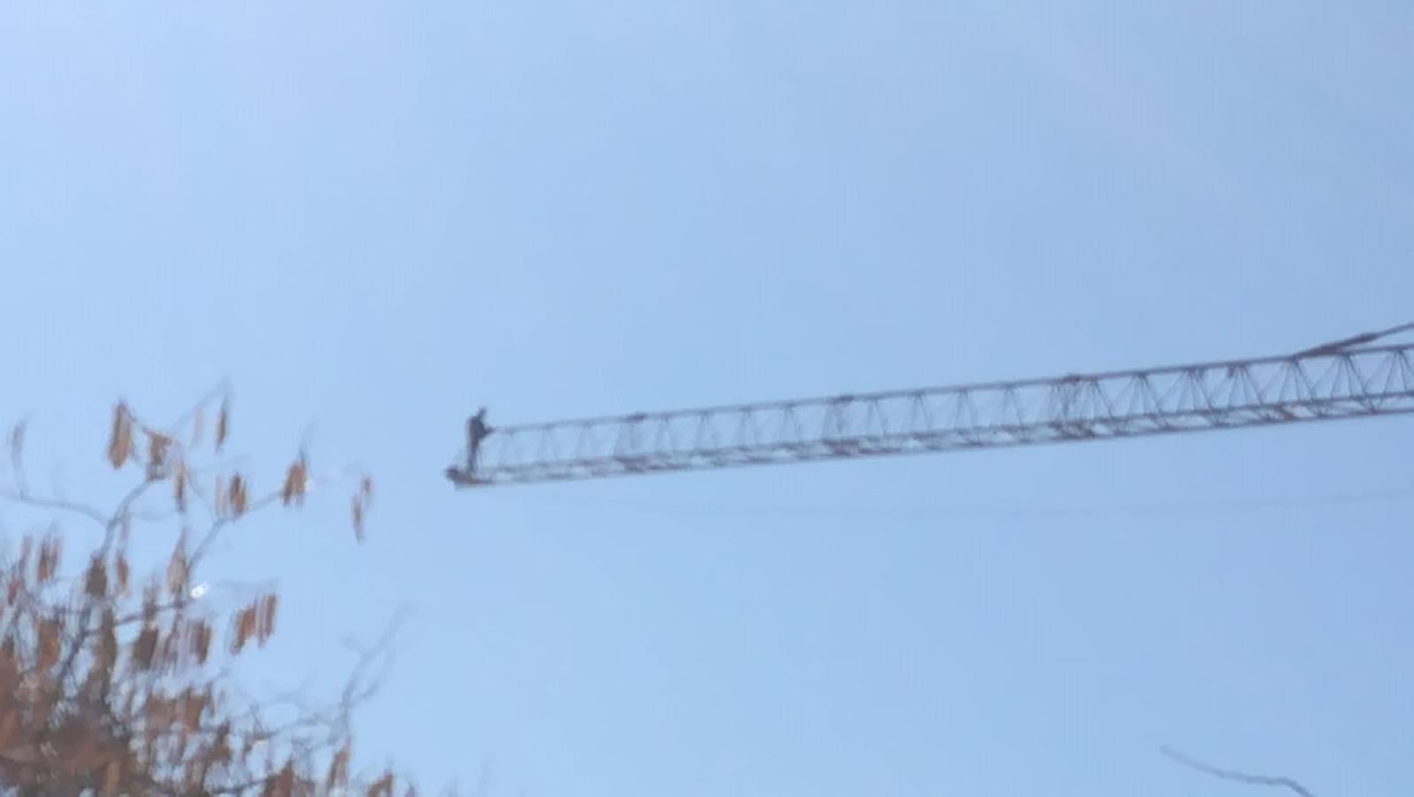 Los bomberos de Granada están en estos momentos intentando disuadir a un hombre que amenaza con tirarse desde una grúa situada en el Cuarto Real de Santo Domingo, en pleno centro de la capital. Al parecer, y según ha podido saber IDEAL, está persona ya protagonizó un episodio similar en Murcia.