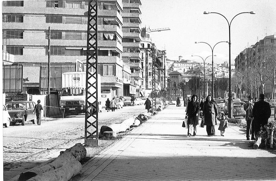 La calle en obras en una imagen de 1974. Pueden verse los trncos de los árboles recién talados