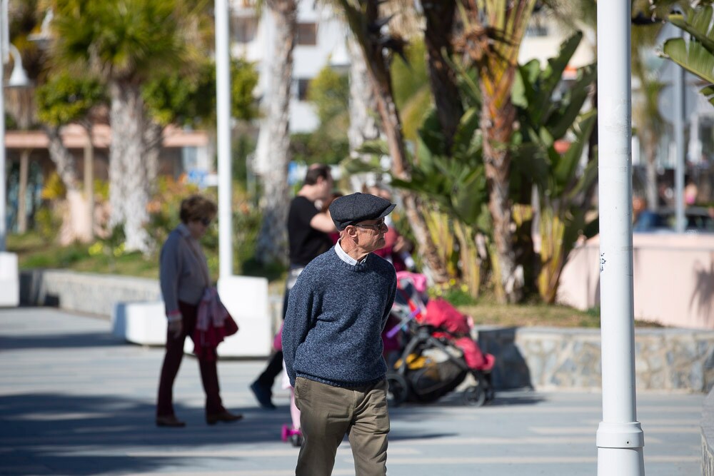 Muchas personas han aprovechado el fin de semana para disfrutar de las cálidas temperaturas de la costa