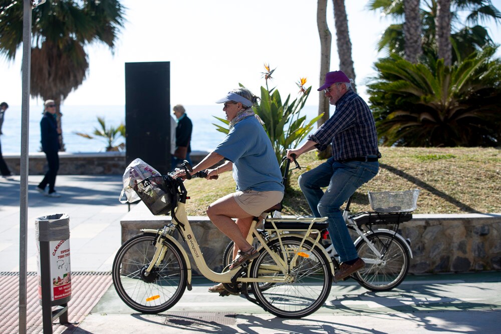 Muchas personas han aprovechado el fin de semana para disfrutar de las cálidas temperaturas de la costa