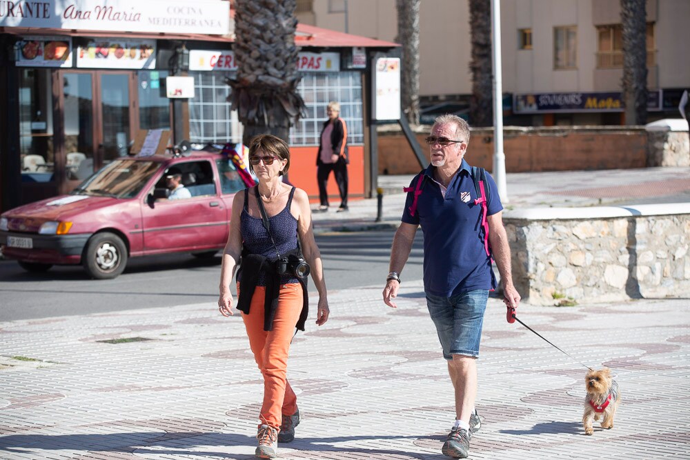 Muchas personas han aprovechado el fin de semana para disfrutar de las cálidas temperaturas de la costa