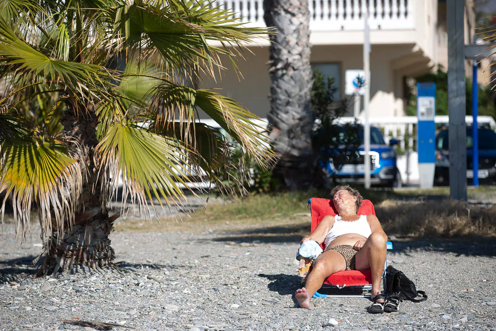 Muchas personas han aprovechado el fin de semana para disfrutar de las cálidas temperaturas de la costa