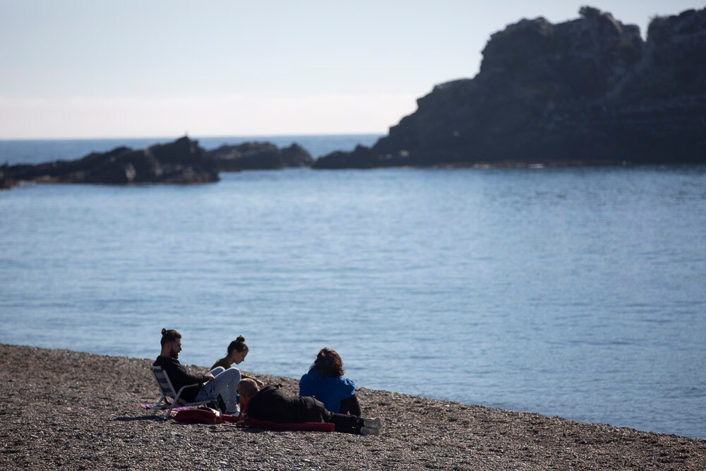 Muchas personas han aprovechado el fin de semana para disfrutar de las cálidas temperaturas de la costa