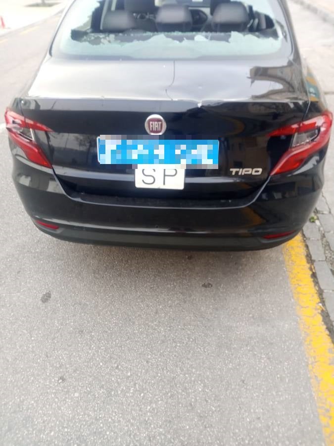 La Policía Local confirma que un VTC ha sufrido una agresión causando la rotura de la luna trasera y la lateral trasera derecha