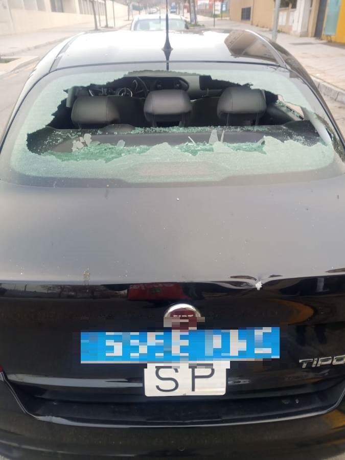 La Policía Local confirma que un VTC ha sufrido una agresión causando la rotura de la luna trasera y la lateral trasera derecha