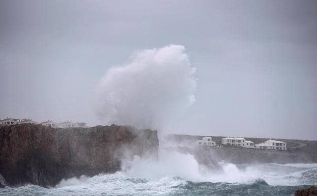 Las olas rompen en la zona de Macaret en Menorca