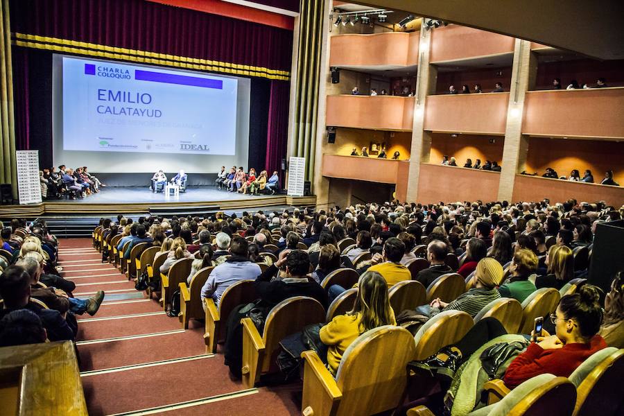 Emilio Calatayud ofreció ayer una conferencia en el Auditorio organizada por la Escuela de Padres de IDEAL