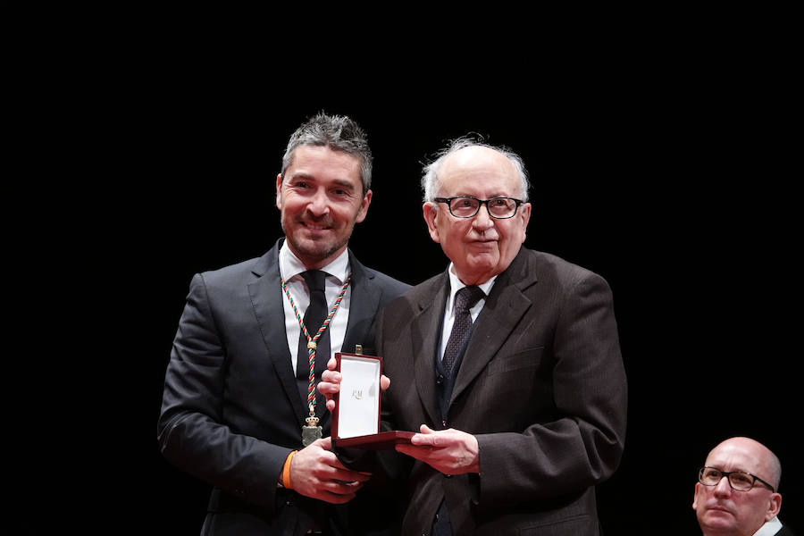 Fotos: El Ayuntamiento de Granada entrega sus honores y distinciones con la educación, la ciencia y la cultura como protagonistas