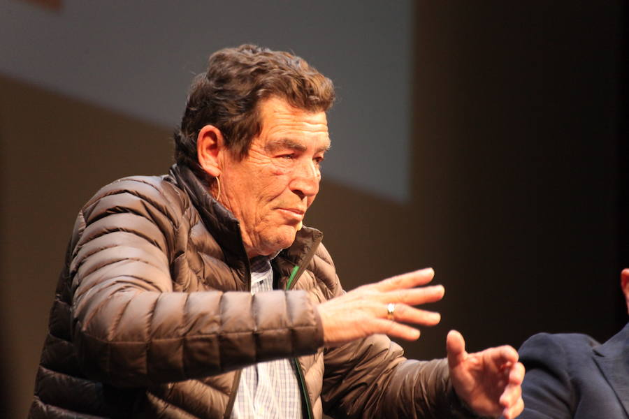 Emilio Calatayud ofreció ayer una conferencia en el Auditorio organizada por la Escuela de Padres de IDEAL