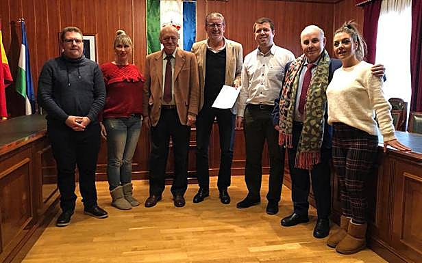 El alcalde en la reunión con los máximos responsables del casino.