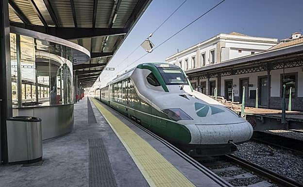 Llegada a la estación de tren de Granada del AVE en pruebas en el que viajaba el ministro José Luis Ábalos, el pasado mes de septiembre.