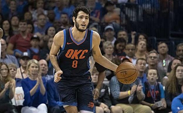 Alex Abrines bota el balón. 