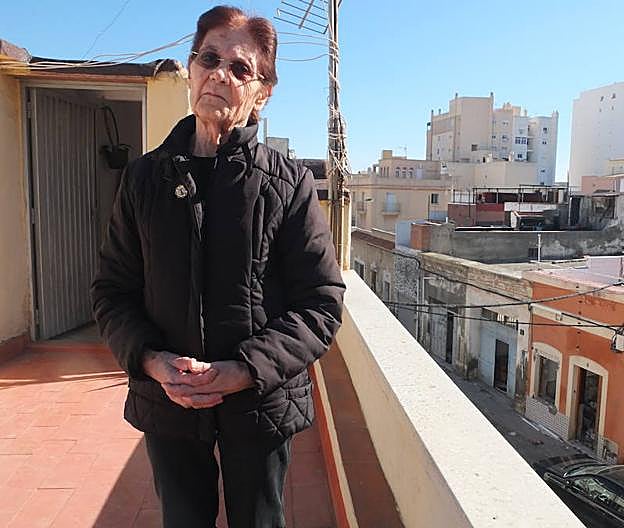 Pilar Miralles posa en la terraza de la casa de su hija, desde donde se ve la suya en el Barrio Alto.