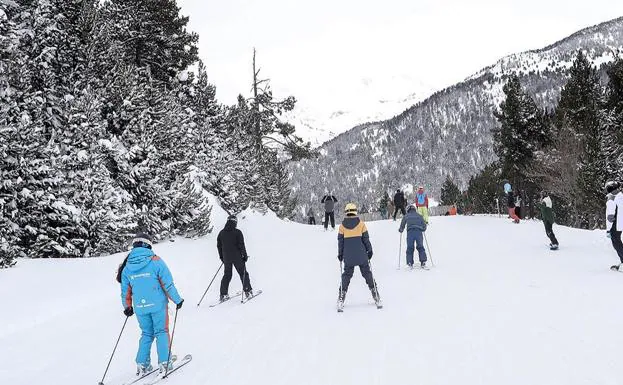 Esquiadores descendiendo por las pistas andorranas