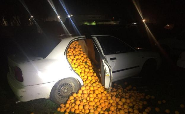 Detienen a cinco personas con 4.000 kilos de naranjas en un coche «para consumo propio»