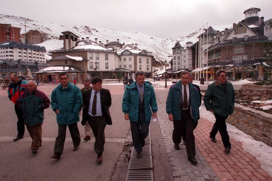 Con el consejero José Núñez, centro, durante una visita a la estación invernal de Sierra Nevada