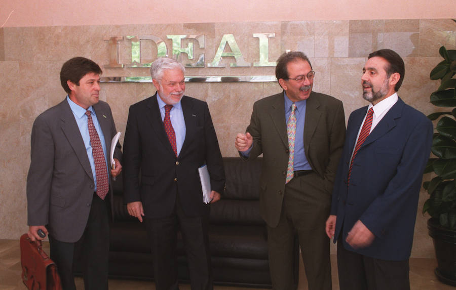 unto a los candidatos a la alcaldía, Jesús Valenzuela, (PA), Gabriel Díaz Berbel (PP), José Moratalla (PSOE) y Baltasar Garzón (IU) en un debate en el periódico