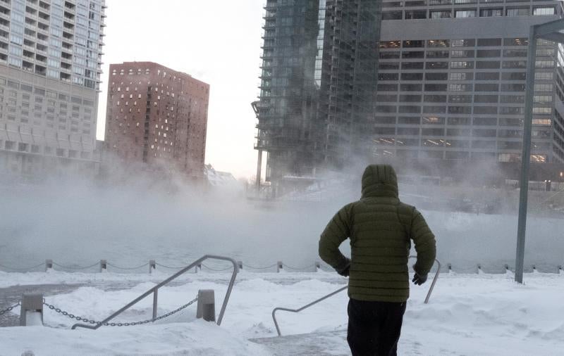 Las temperaturas extremas dejan ocho muertos en los estados de Illinois, Wisconsin, Iowa y Nebraska, y varios casos de congelamiento. En algunos casos han desplomado los termómetros hasta los 40 grados bajo cero, por lo que las autoridades han instado a la ciudadanía a extremar la precaución.