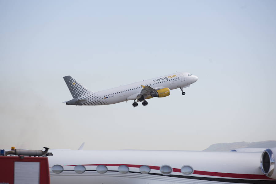 Un avión de Vueling despega del aeropuerto de Granada. 