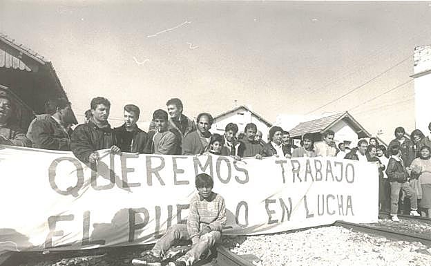 Vecinos de Pinos Puente cortan la vía del tren en protesta por el PER. 