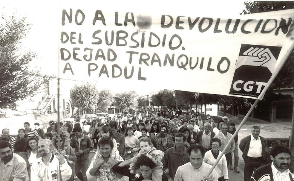Jornaleros de el Padul apoyan en una manifestación en 1991 a los miembros de la corporación municipal tras conocerse el escándalo de las firmas de peonadas falsas y en contra del intento de la Inspección de Trabajo de cobrar las cantidades del PER. 