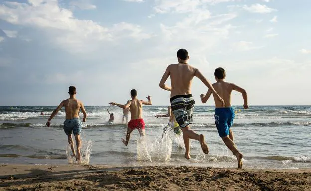 Jóvenes bañistas en Salou (Tarragona).